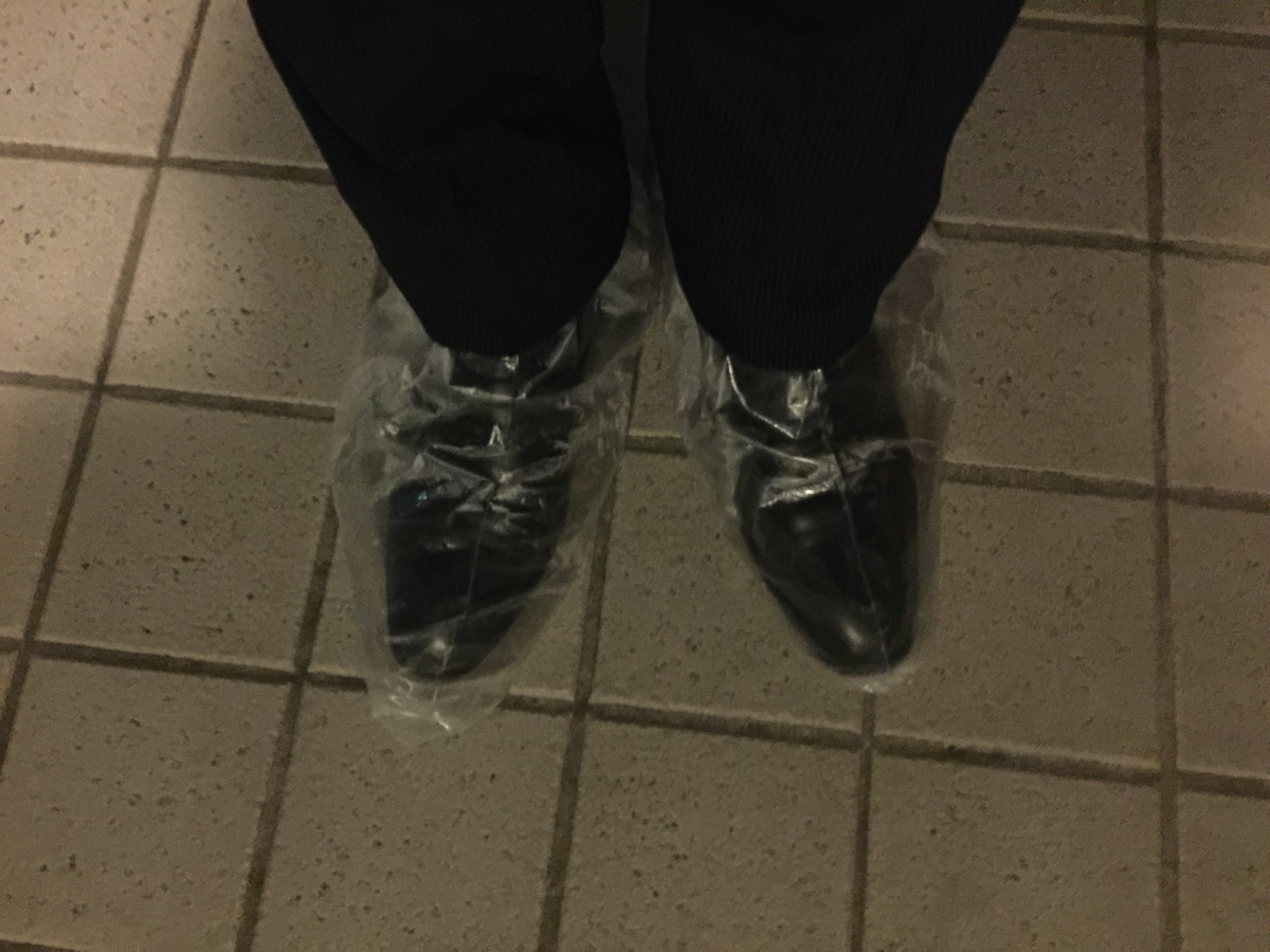 革底の靴を急な雨から守る！使い捨て靴カバー